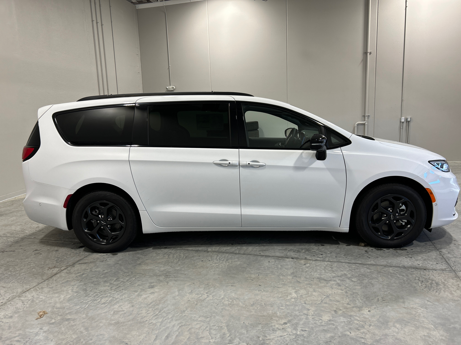 2024 Chrysler Pacifica Hybrid Select 5