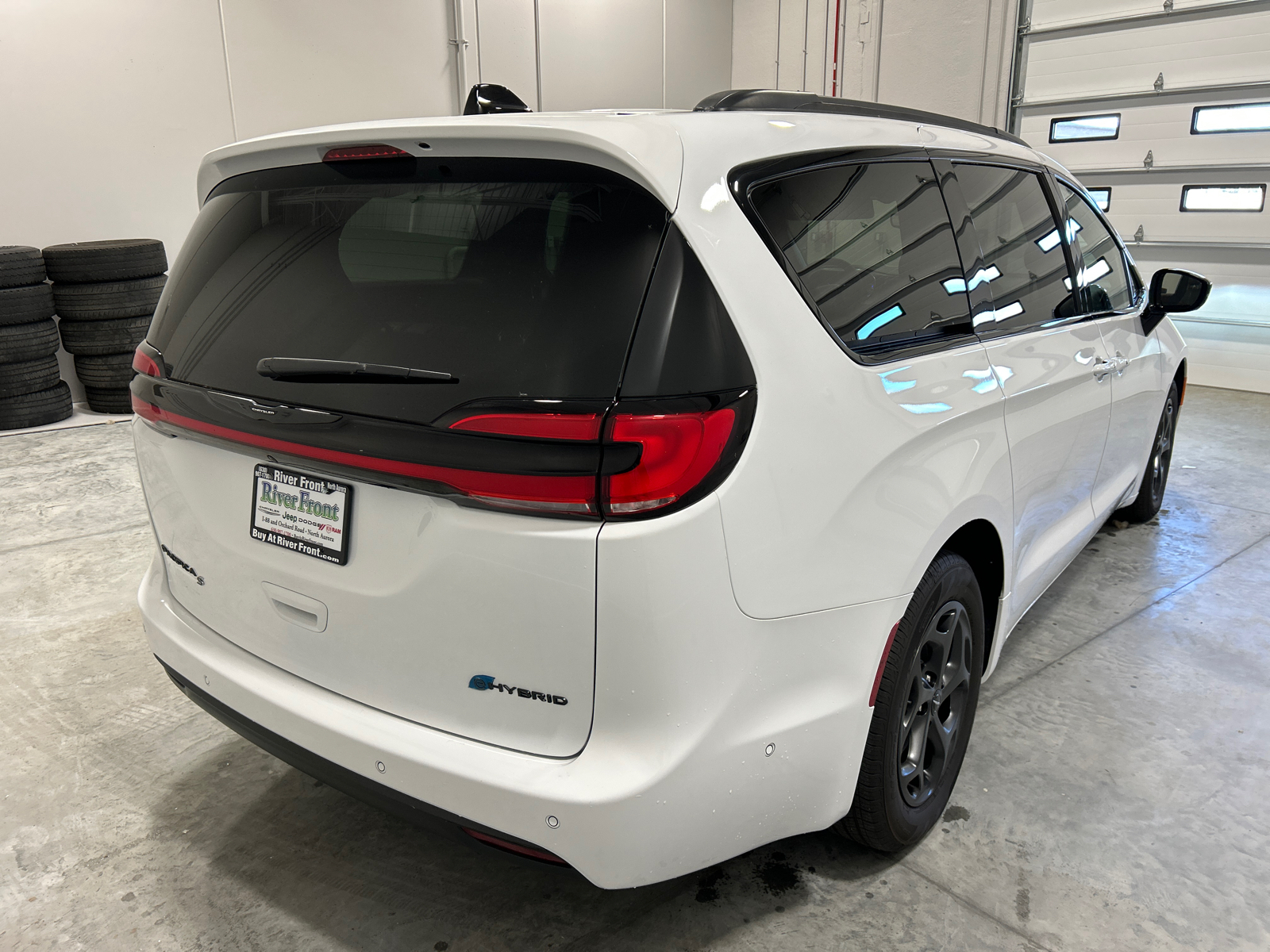 2024 Chrysler Pacifica Hybrid Select 6