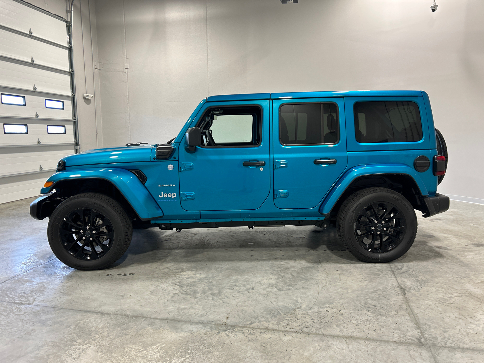 2024 Jeep Wrangler Sahara 4xe 9