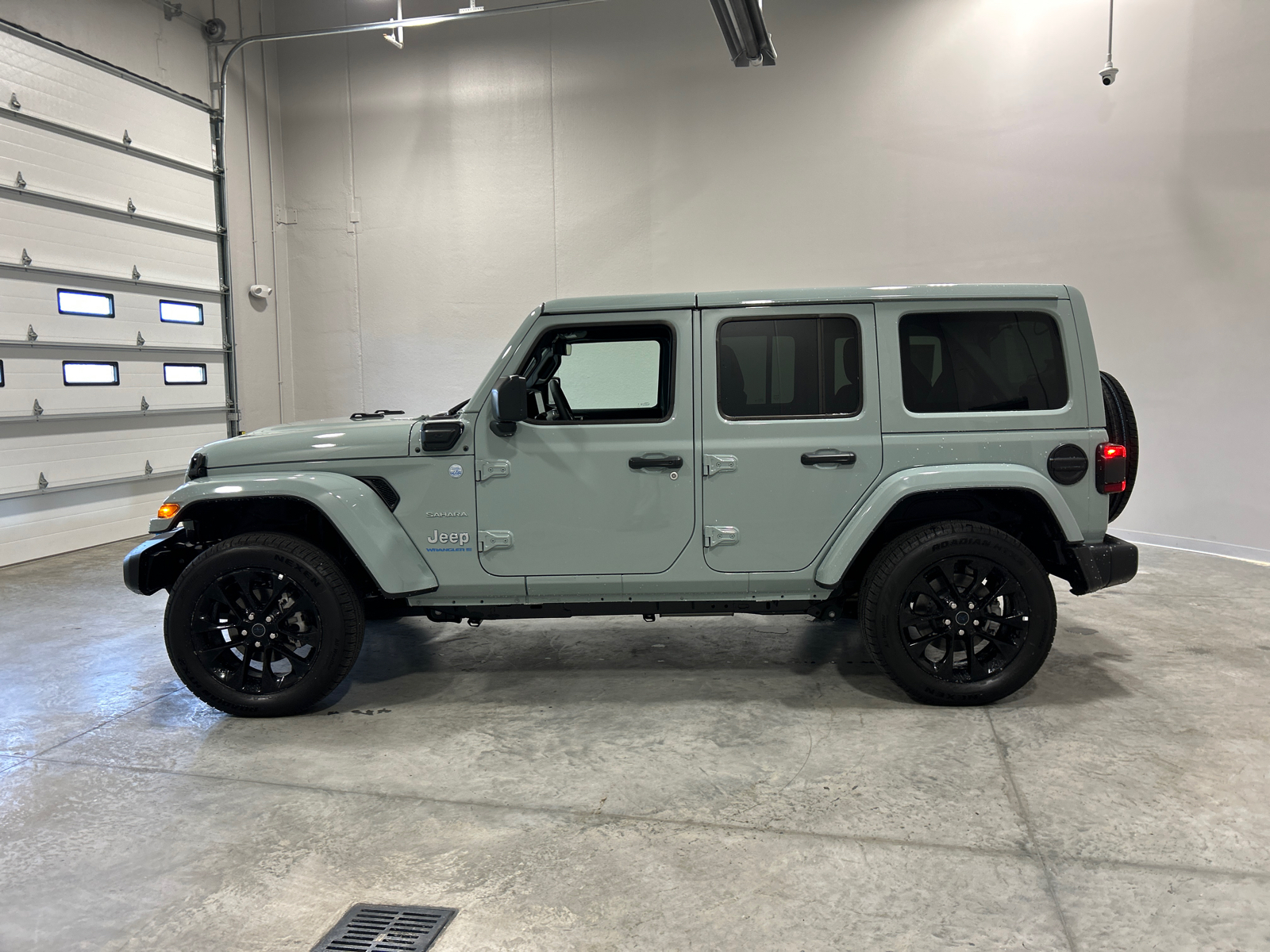 2024 Jeep Wrangler Sahara 4xe 9