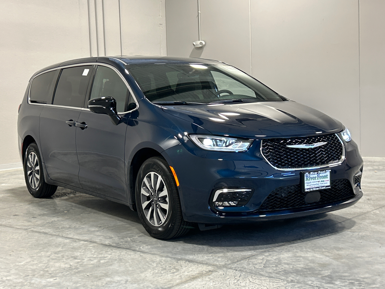 2025 Chrysler Pacifica Hybrid Select 4