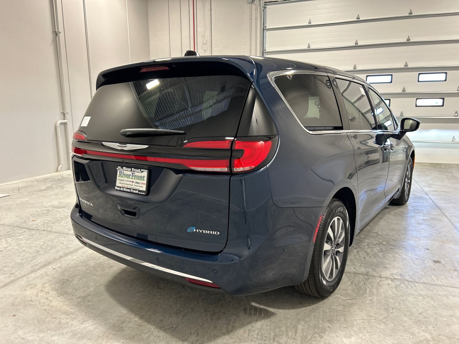 2025 Chrysler Pacifica Hybrid Select 6