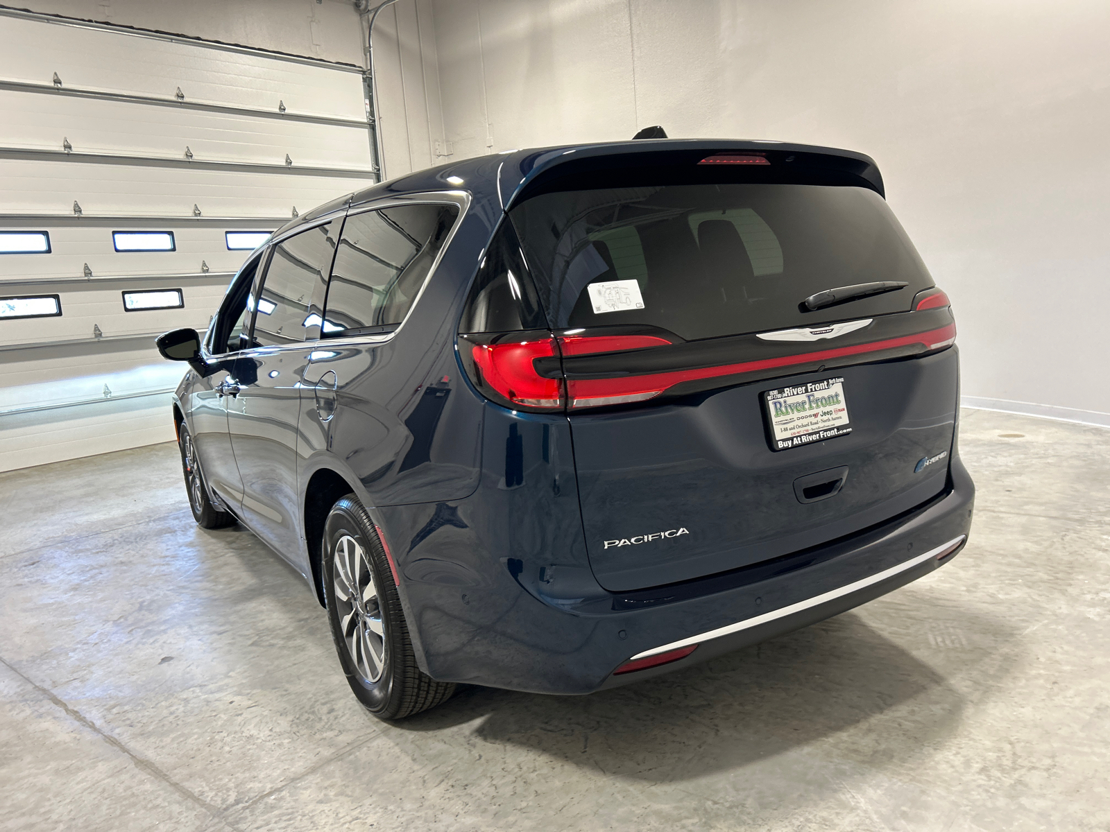 2025 Chrysler Pacifica Hybrid Select 8