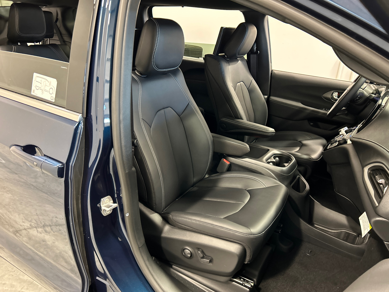 2025 Chrysler Pacifica Hybrid Select 37