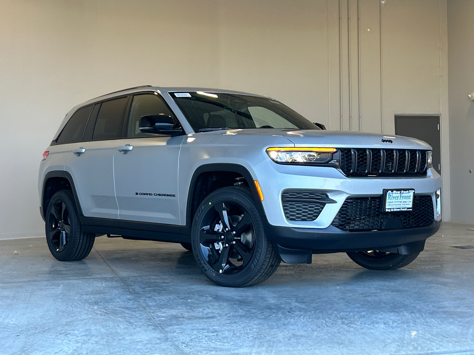 2025 Jeep Grand Cherokee Laredo 2