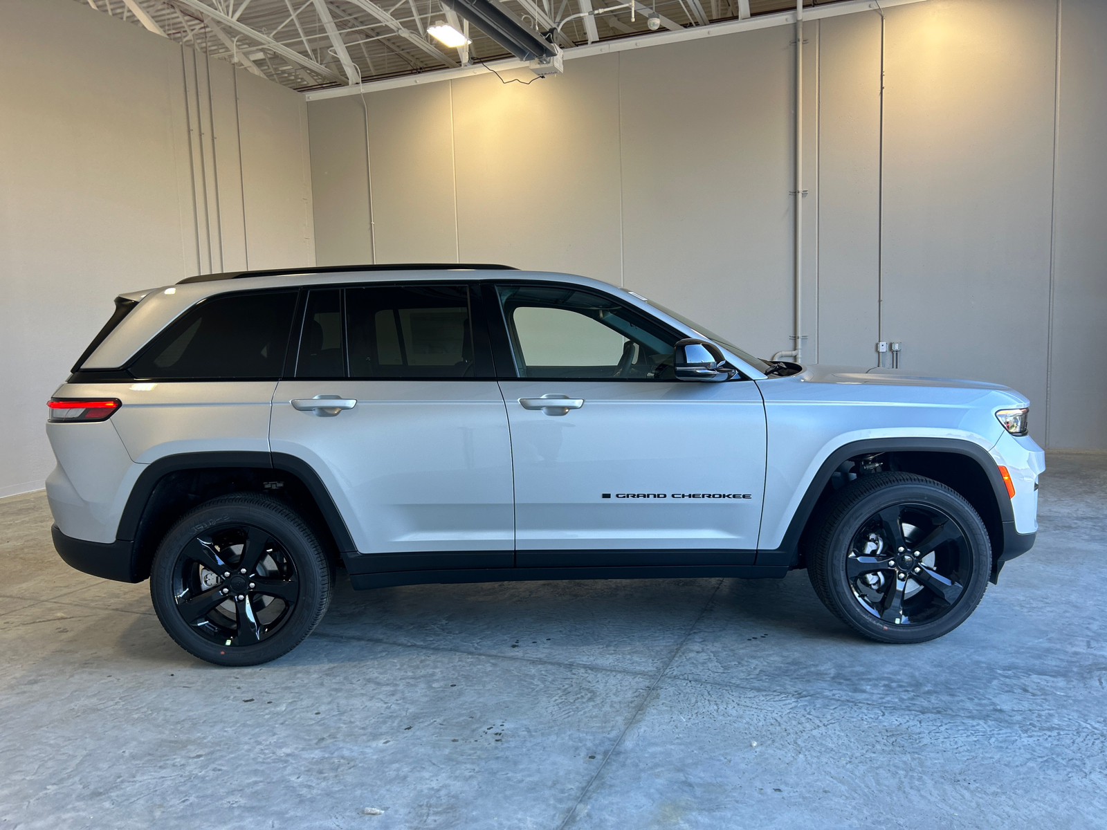 2025 Jeep Grand Cherokee Laredo 9