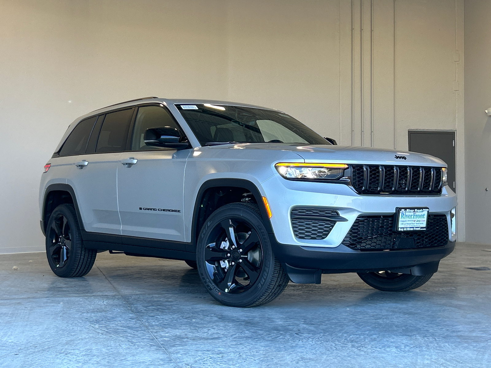 2025 Jeep Grand Cherokee Laredo 1