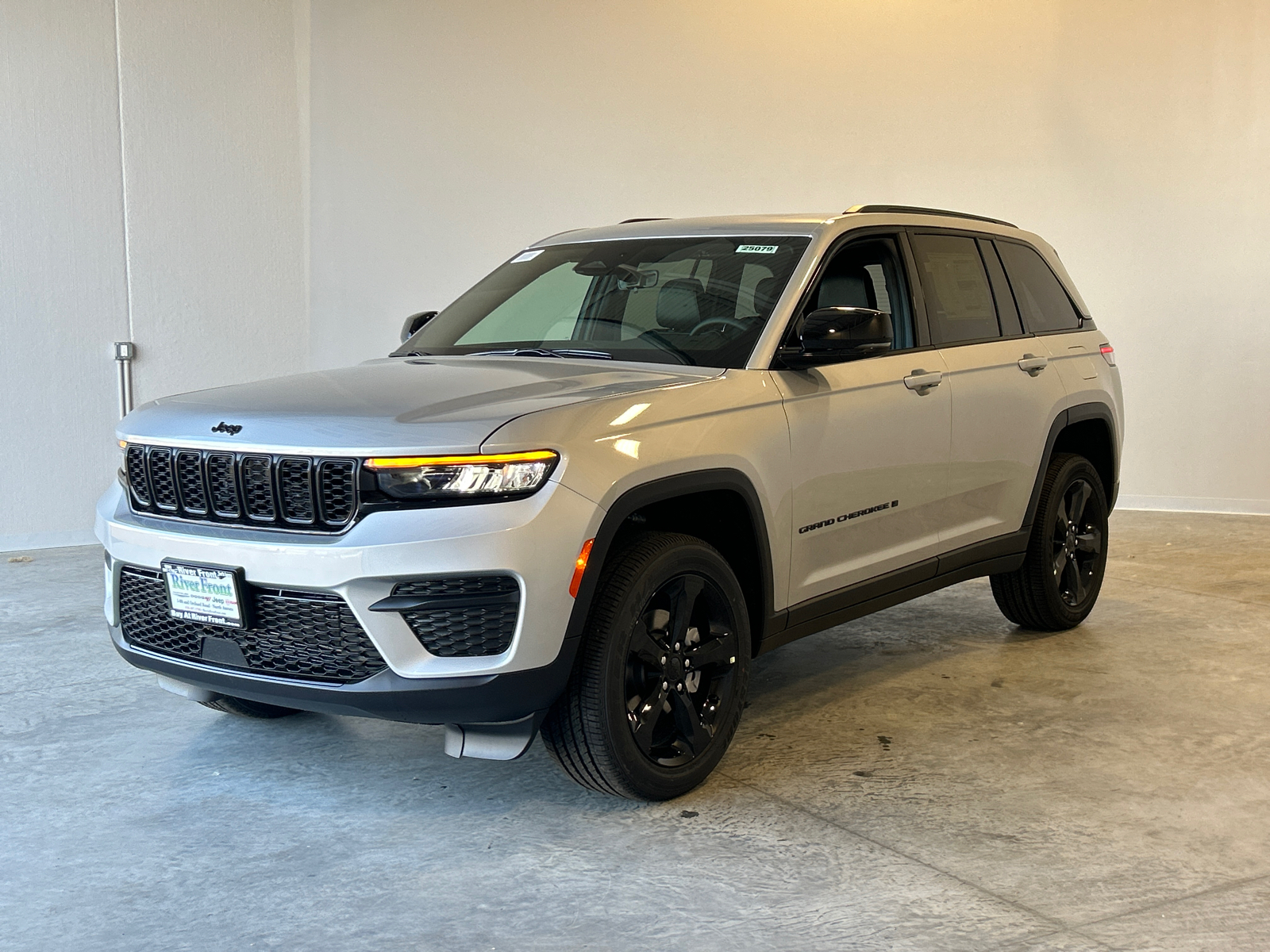 2025 Jeep Grand Cherokee Laredo 4