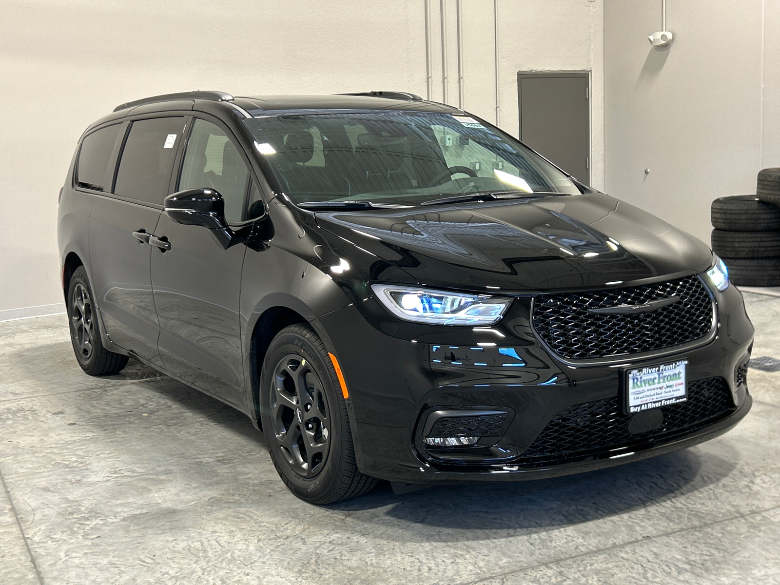 2025 Chrysler Pacifica Hybrid Select 3