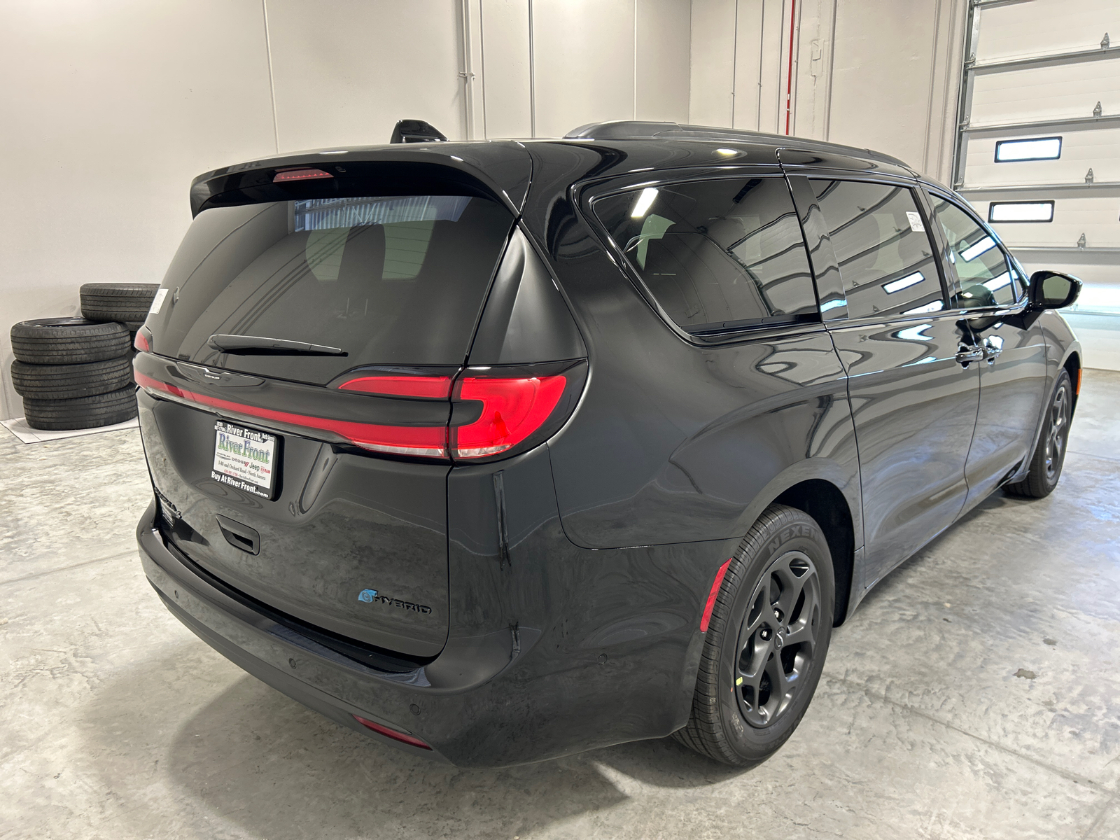 2025 Chrysler Pacifica Hybrid Select 5