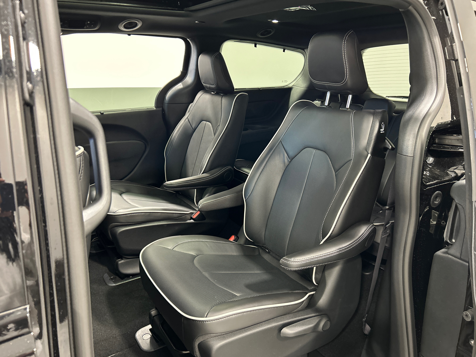 2025 Chrysler Pacifica Hybrid Select 34