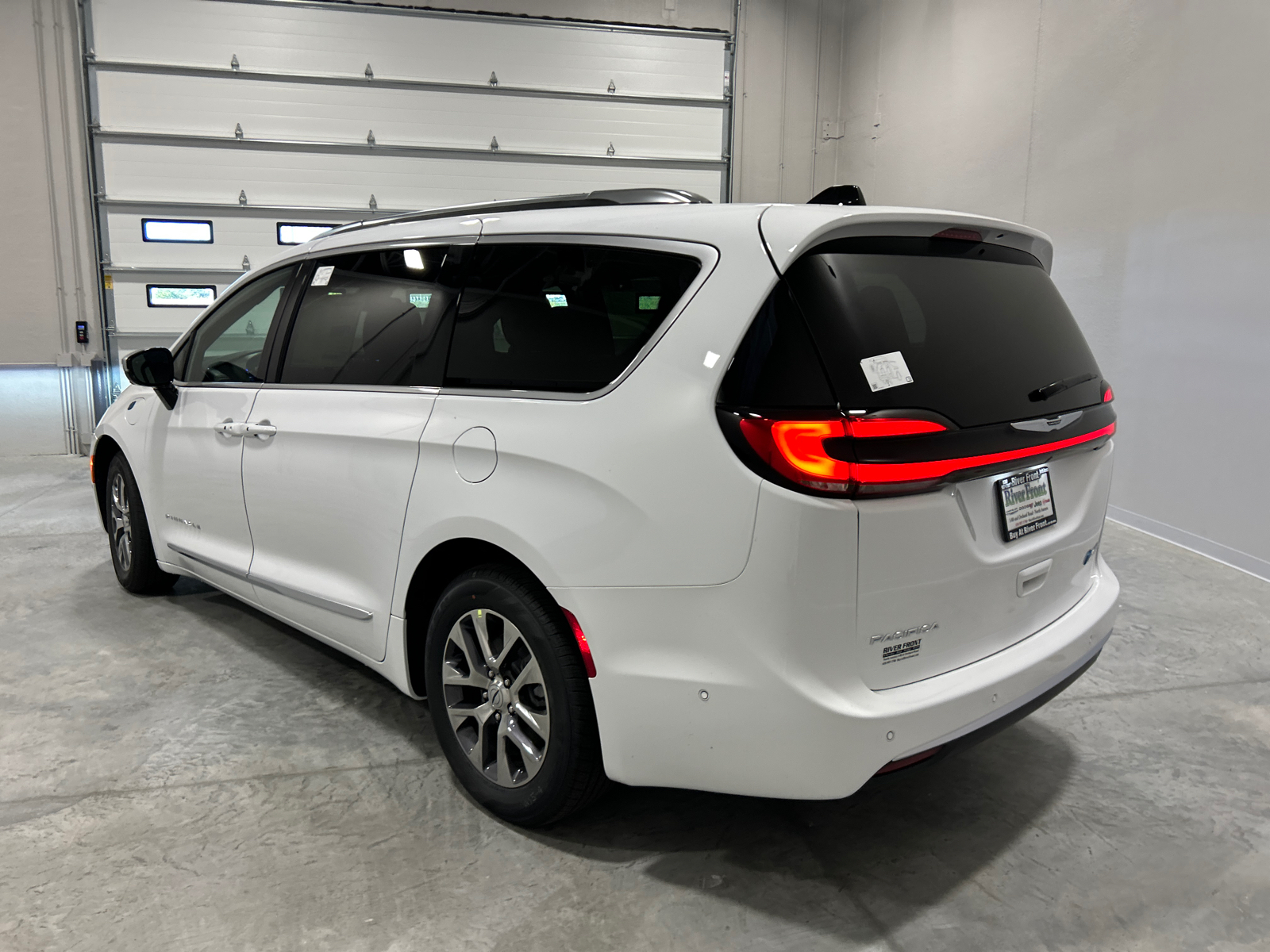 2025 Chrysler Pacifica Hybrid Pinnacle 4