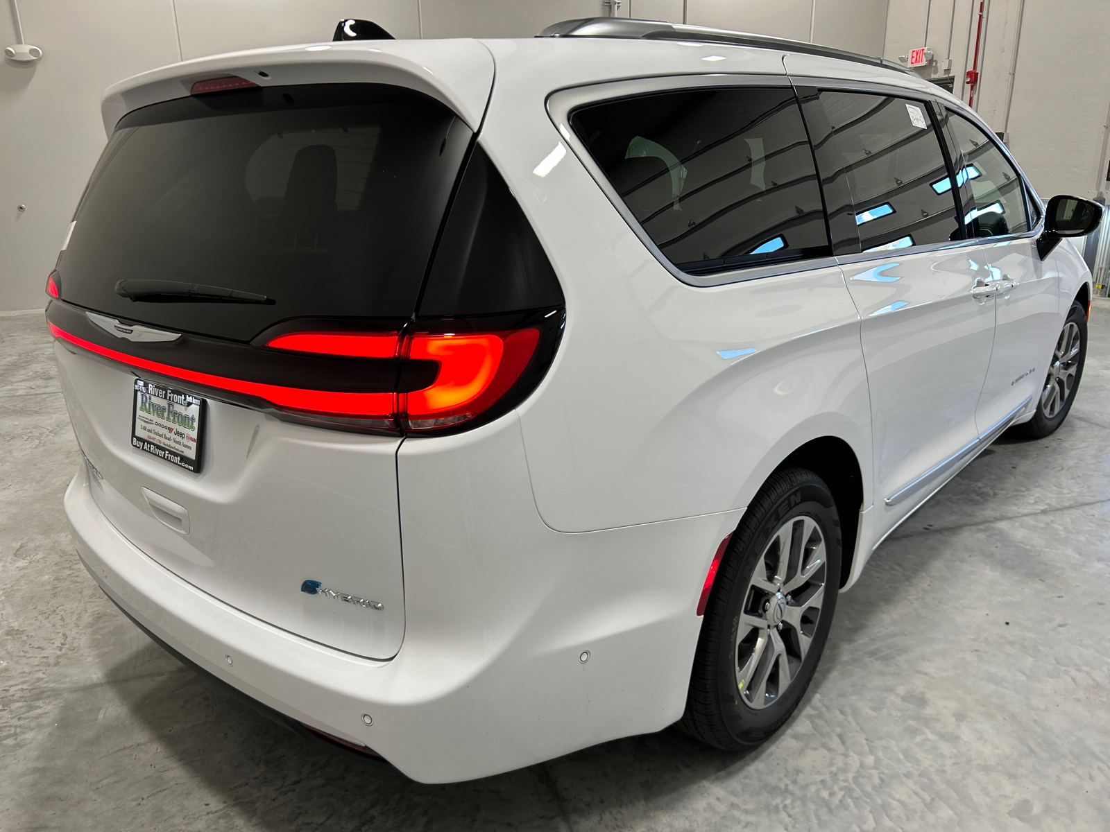 2025 Chrysler Pacifica Hybrid Pinnacle 6