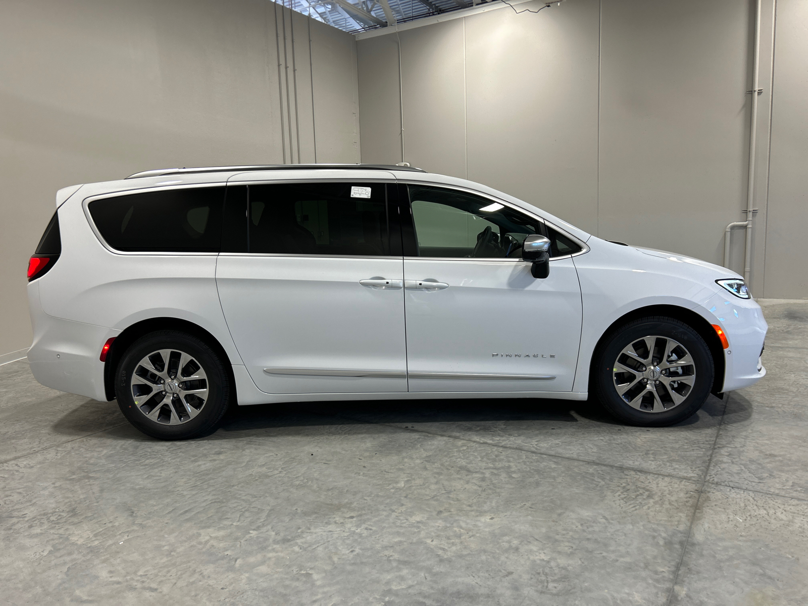 2025 Chrysler Pacifica Hybrid Pinnacle 7