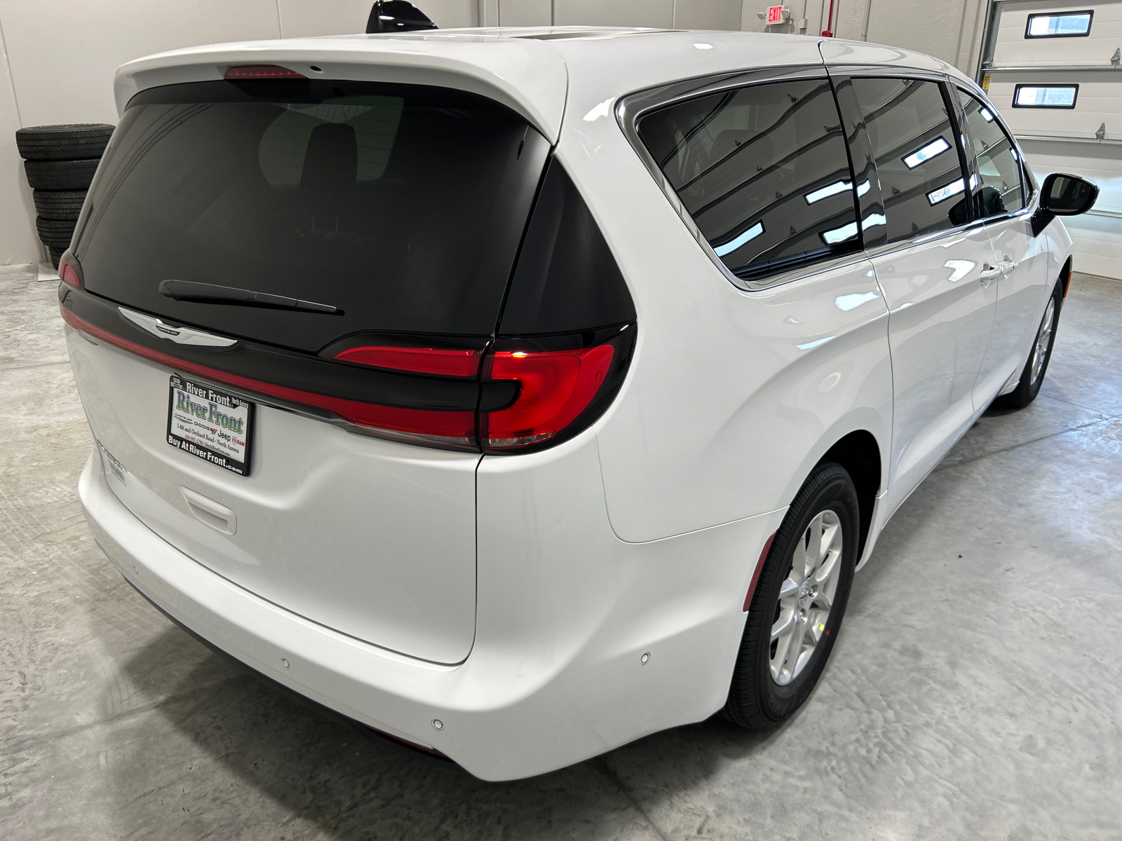 2025 Chrysler Pacifica  6