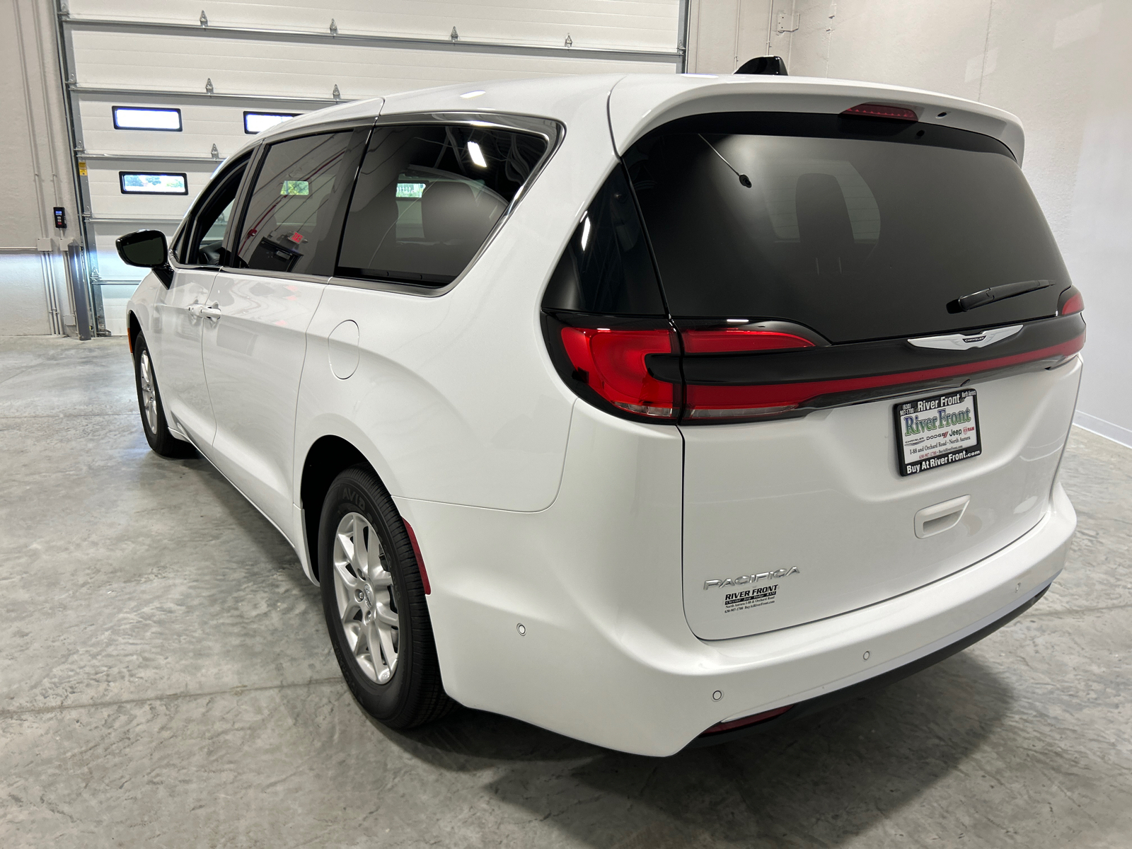 2025 Chrysler Pacifica  8