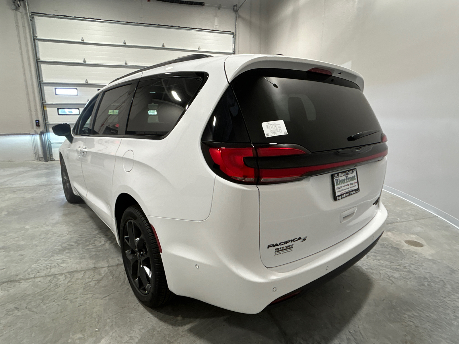 2025 Chrysler Pacifica Limited 8