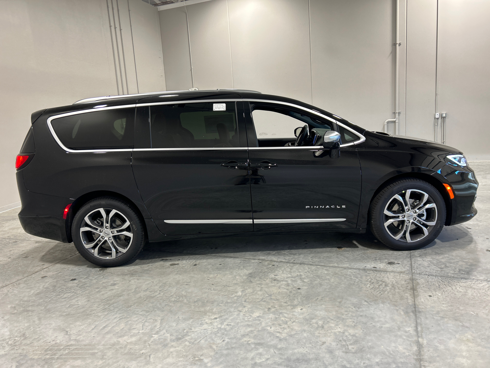 2025 Chrysler Pacifica Pinnacle 5