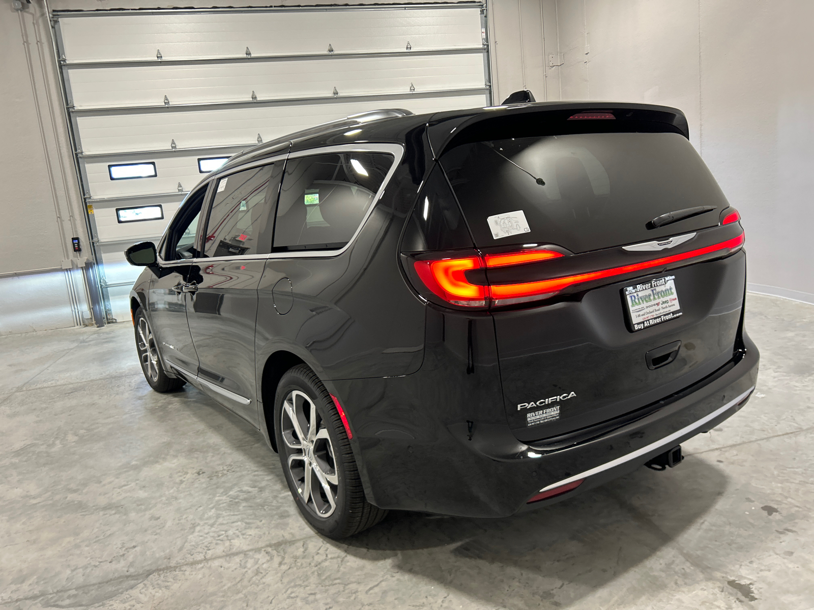 2025 Chrysler Pacifica Pinnacle 8