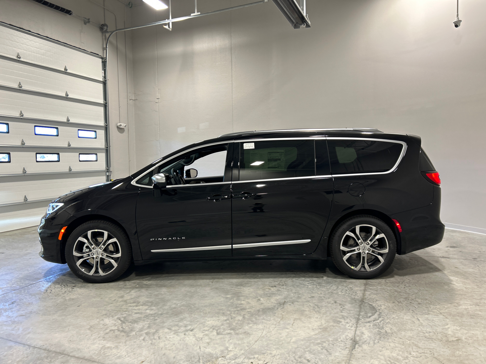 2025 Chrysler Pacifica Pinnacle 9