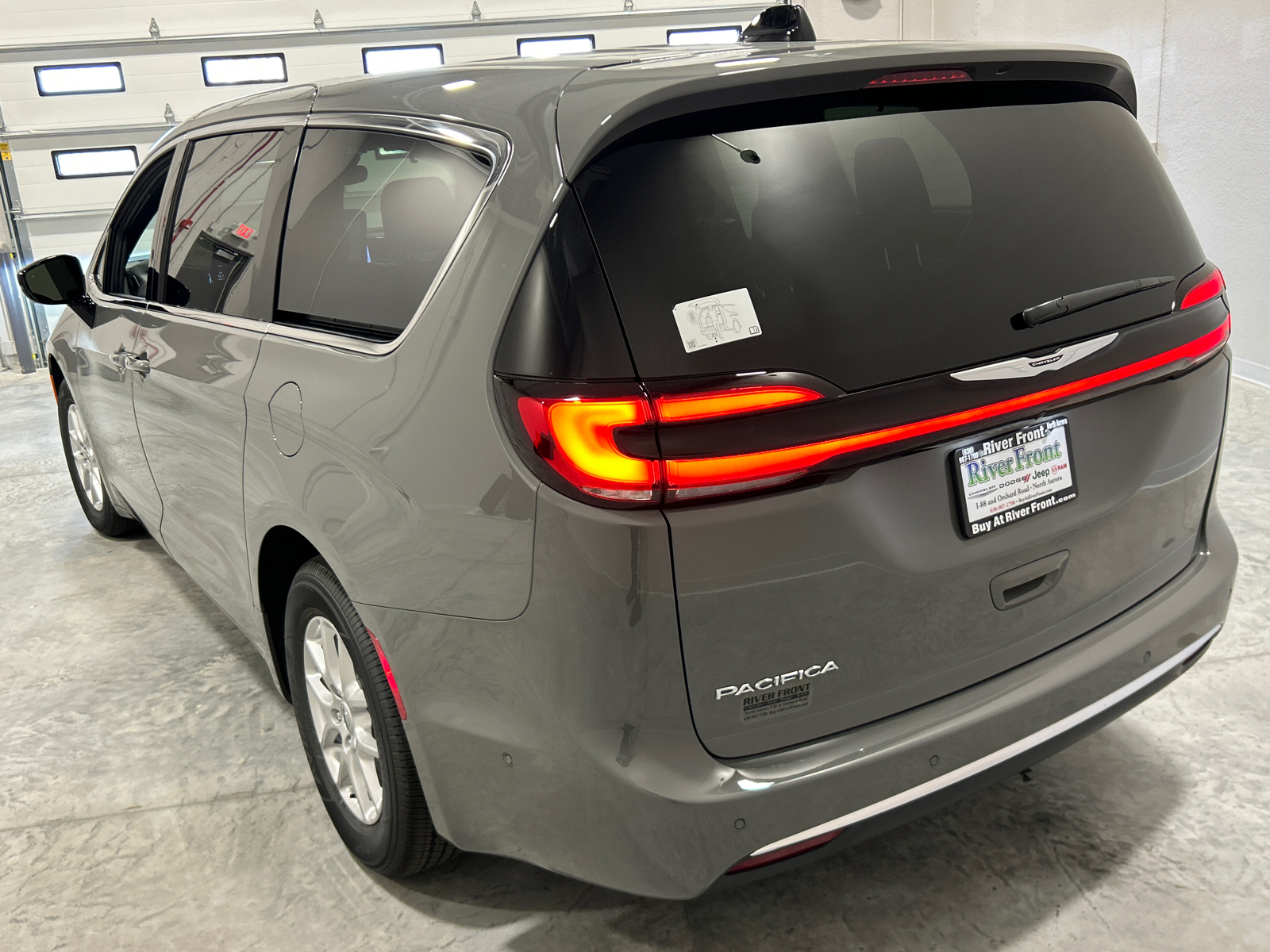 2025 Chrysler Pacifica  8