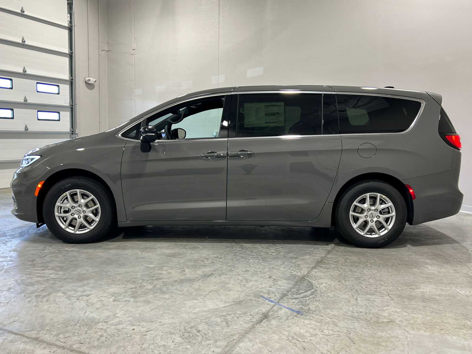 2025 Chrysler Pacifica  9