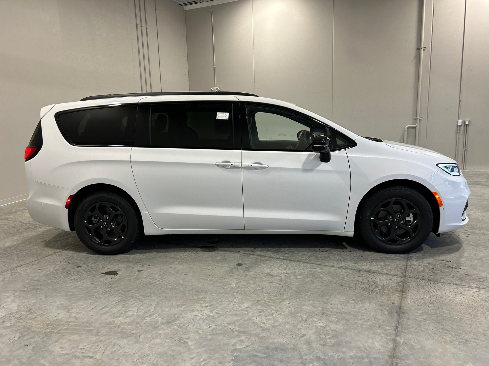 2025 Chrysler Pacifica Hybrid Select 5