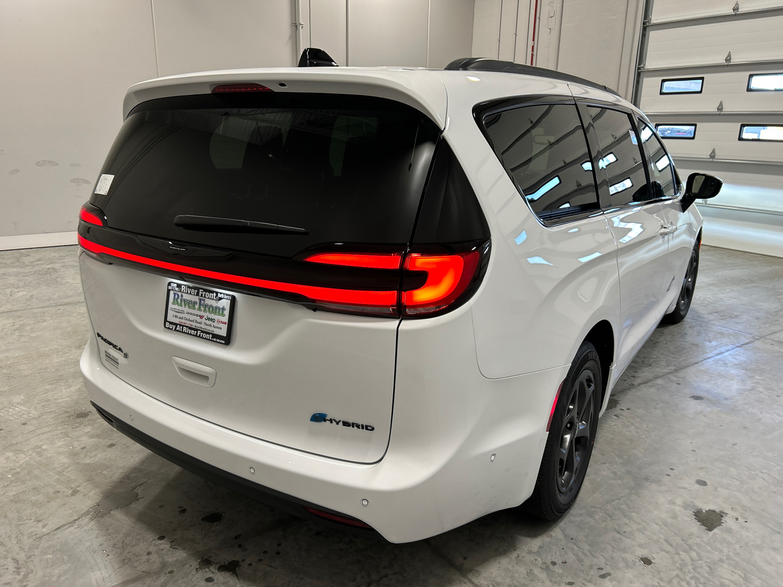 2025 Chrysler Pacifica Hybrid Select 6