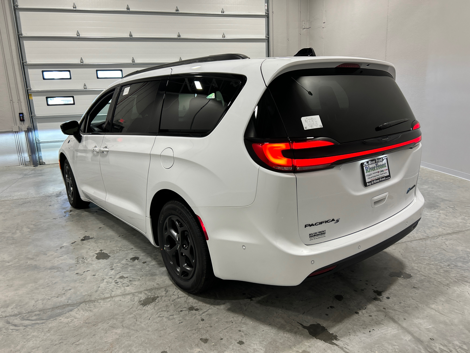 2025 Chrysler Pacifica Hybrid Select 8