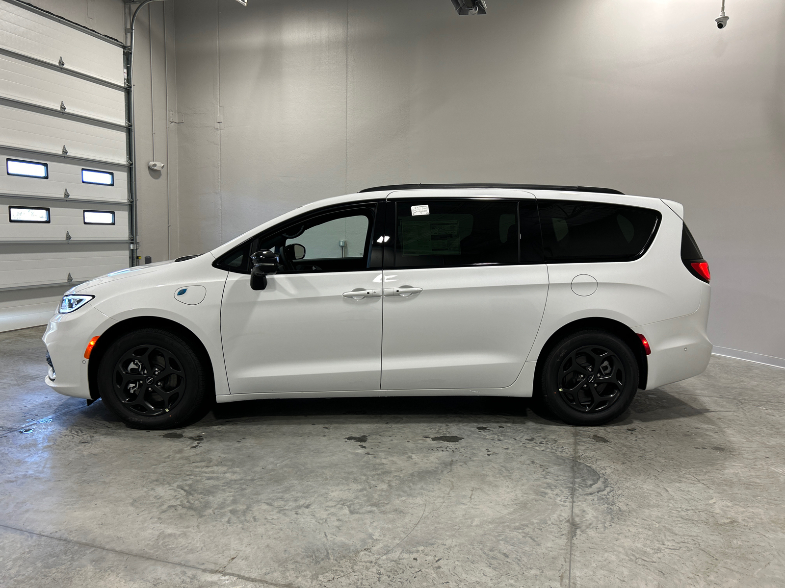 2025 Chrysler Pacifica Hybrid Select 9