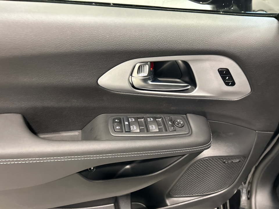 2025 Chrysler Pacifica Hybrid Select 15