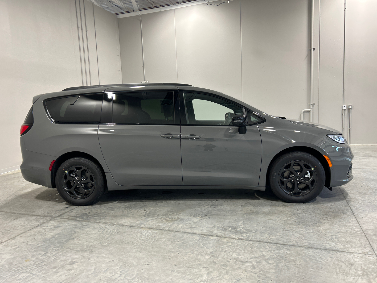 2025 Chrysler Pacifica Hybrid Select 5