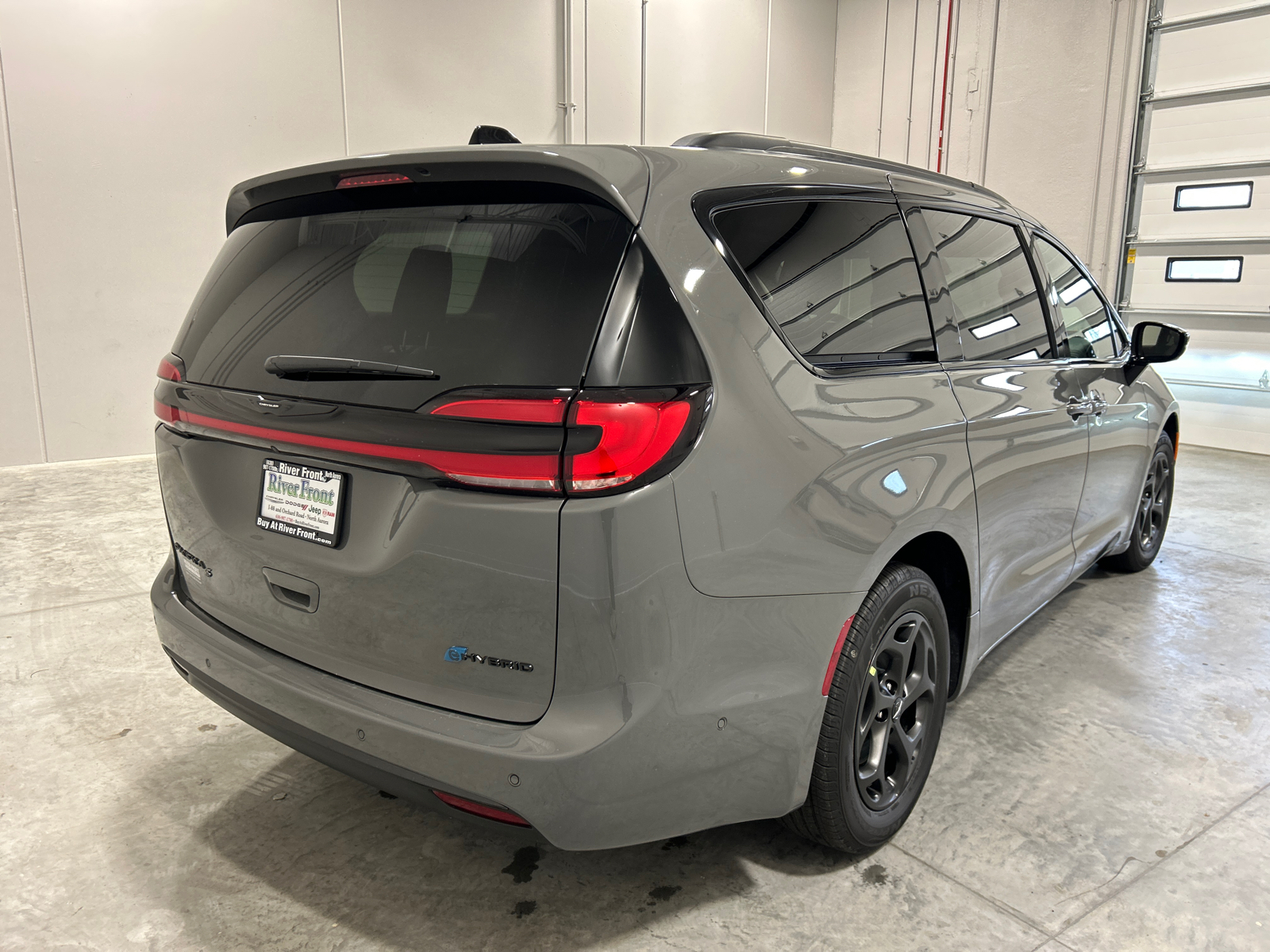 2025 Chrysler Pacifica Hybrid Select 6