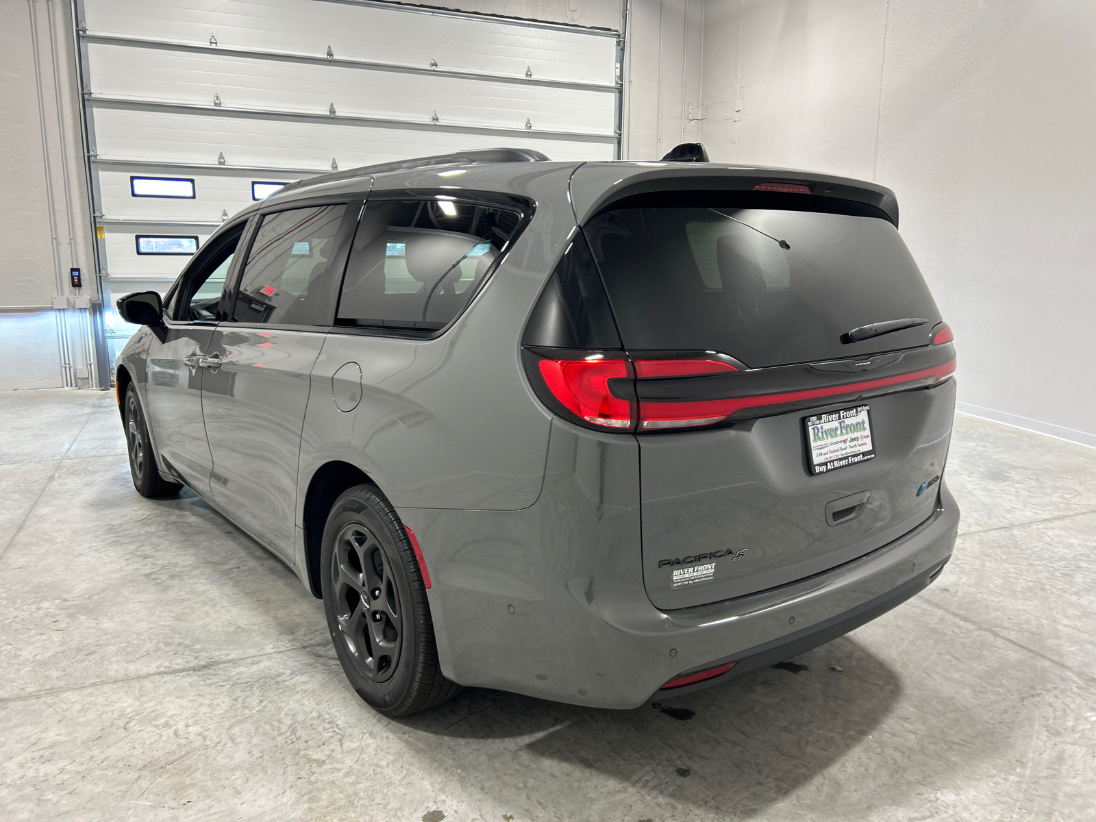 2025 Chrysler Pacifica Hybrid Select 8