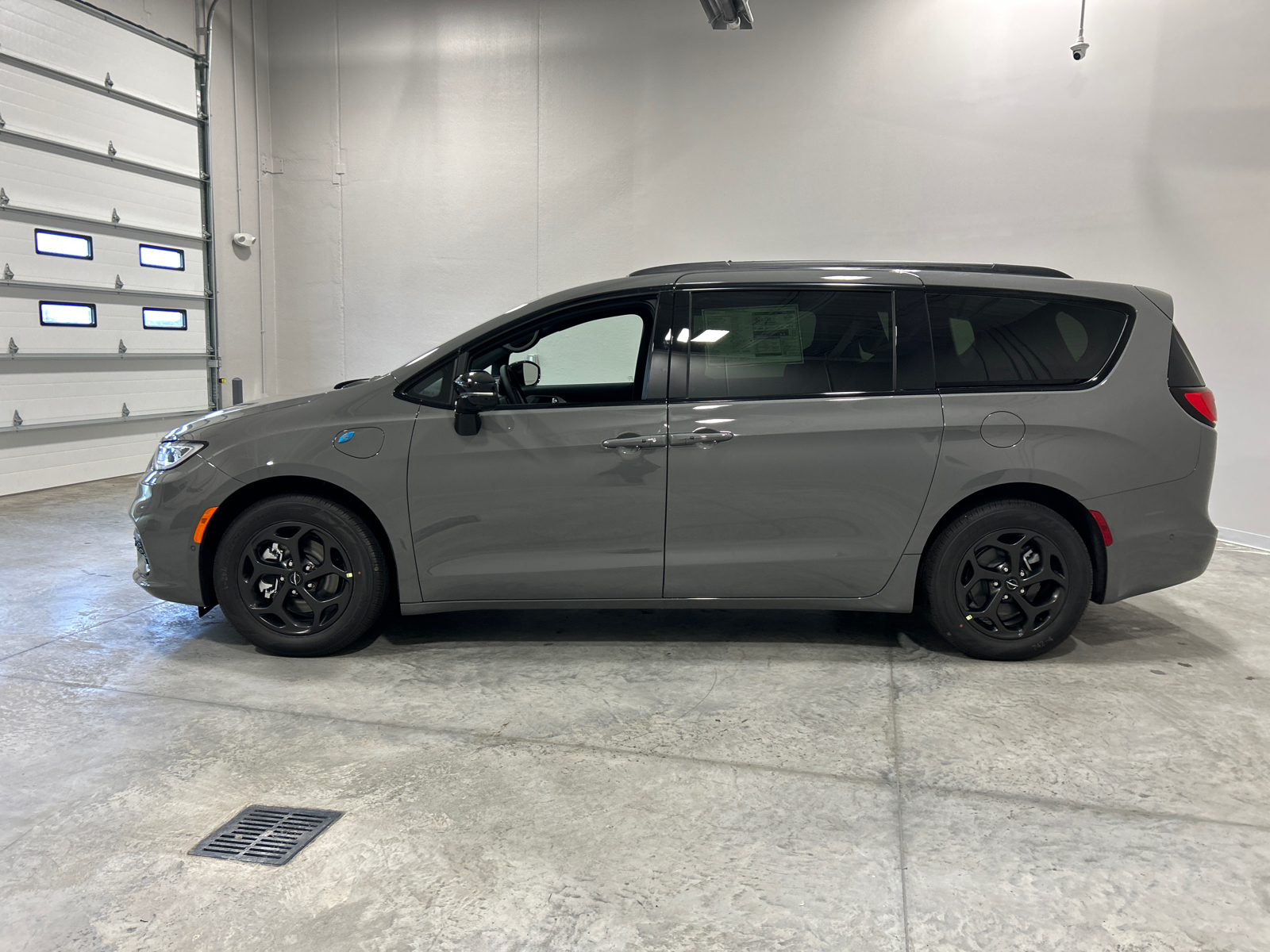 2025 Chrysler Pacifica Hybrid Select 9