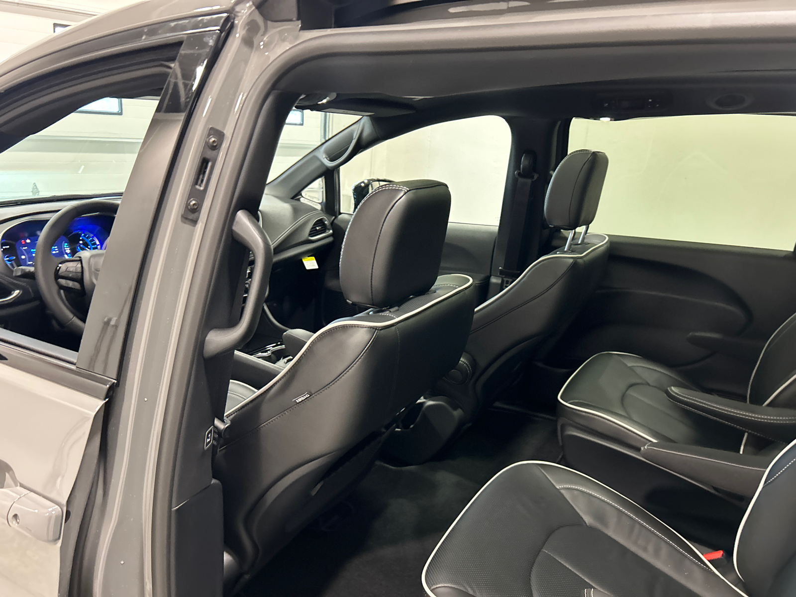 2025 Chrysler Pacifica Hybrid Select 33