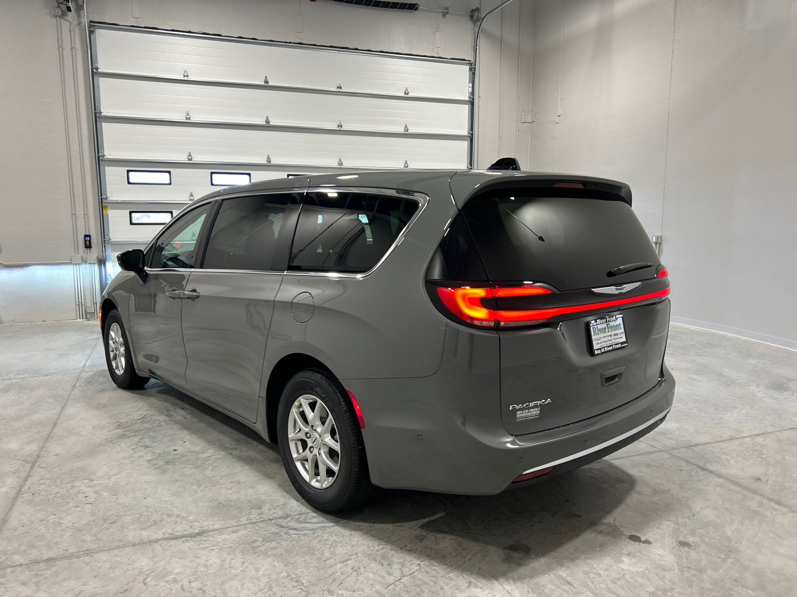 2025 Chrysler Pacifica  4