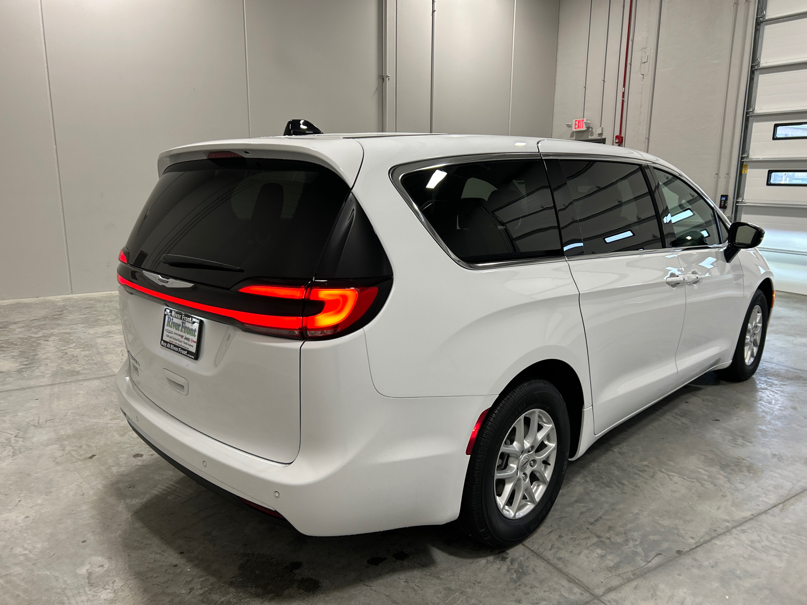 2025 Chrysler Pacifica  6