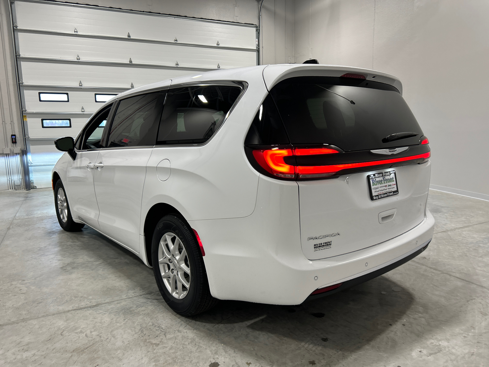 2025 Chrysler Pacifica  8