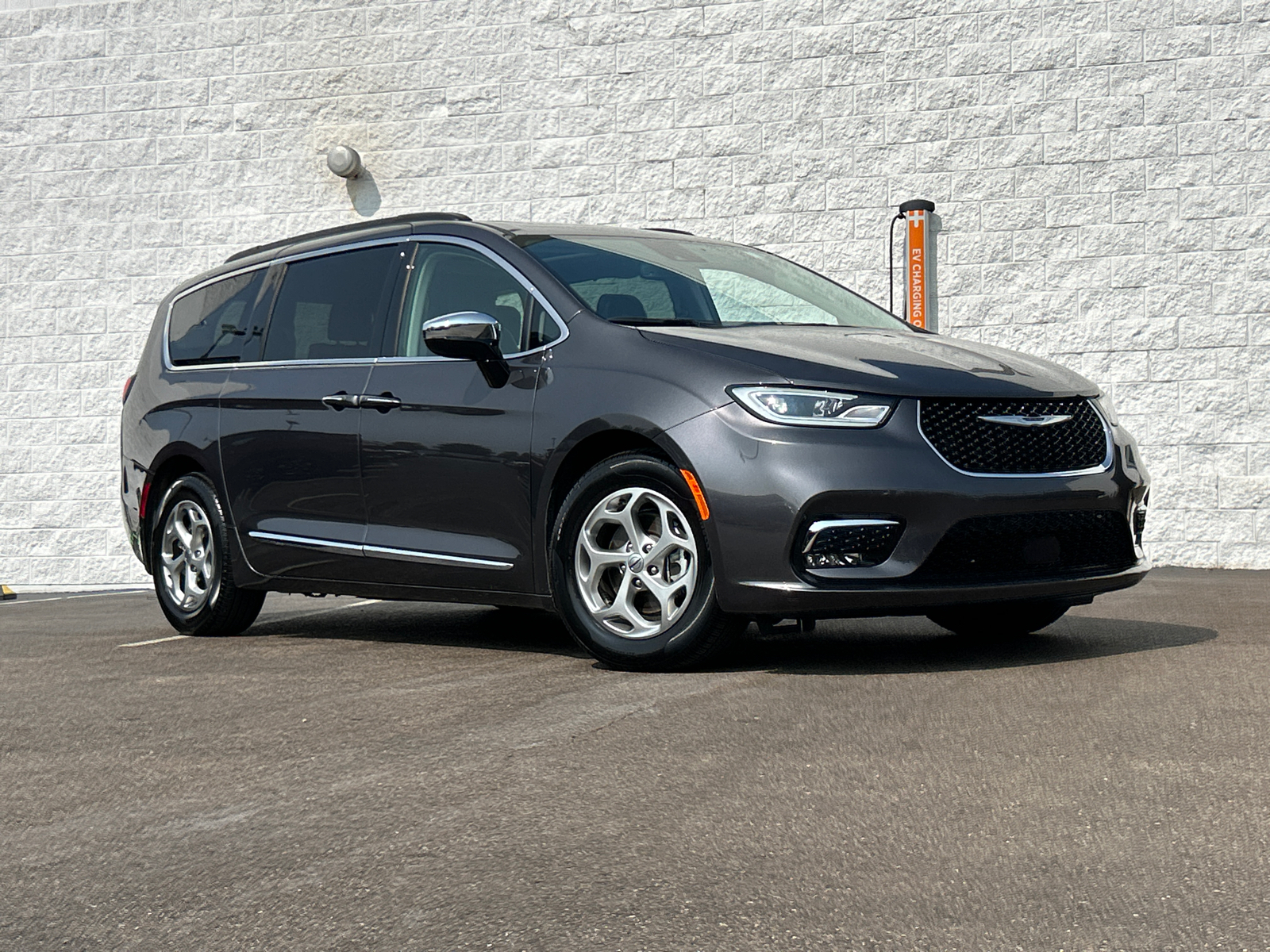 2023 Chrysler Pacifica Limited 1