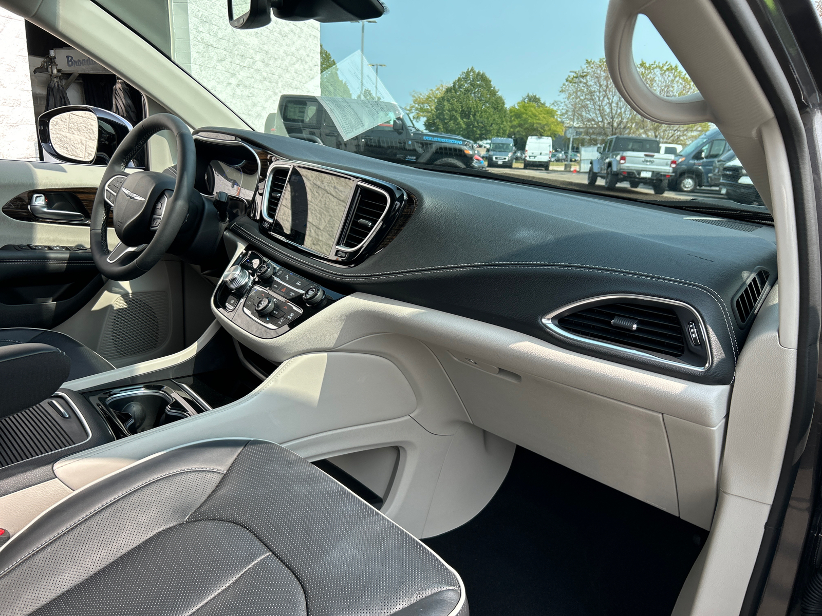 2023 Chrysler Pacifica Limited 38