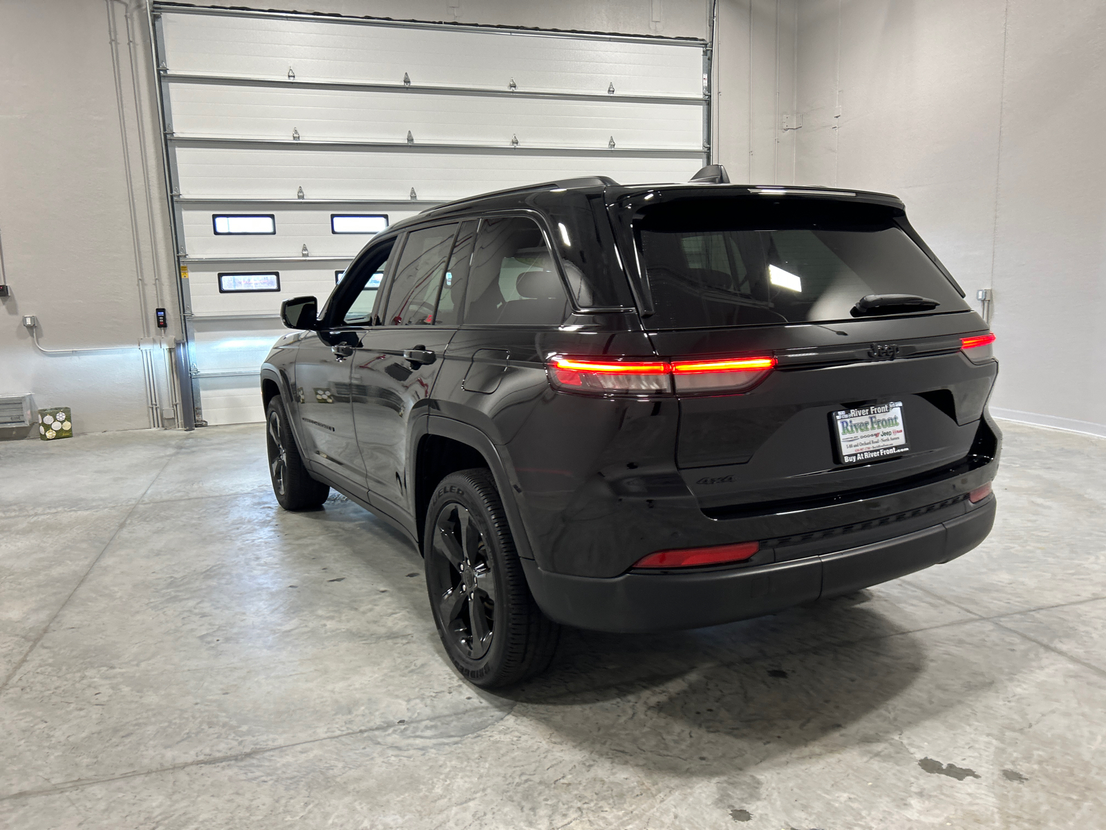 2023 Jeep Grand Cherokee Altitude 8