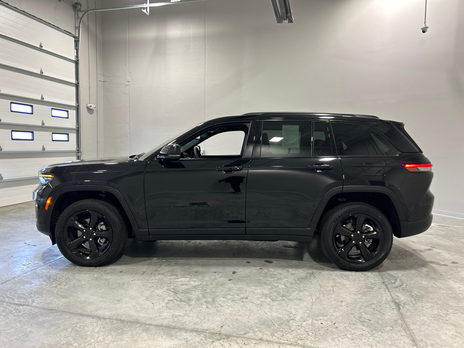 2023 Jeep Grand Cherokee Altitude 9