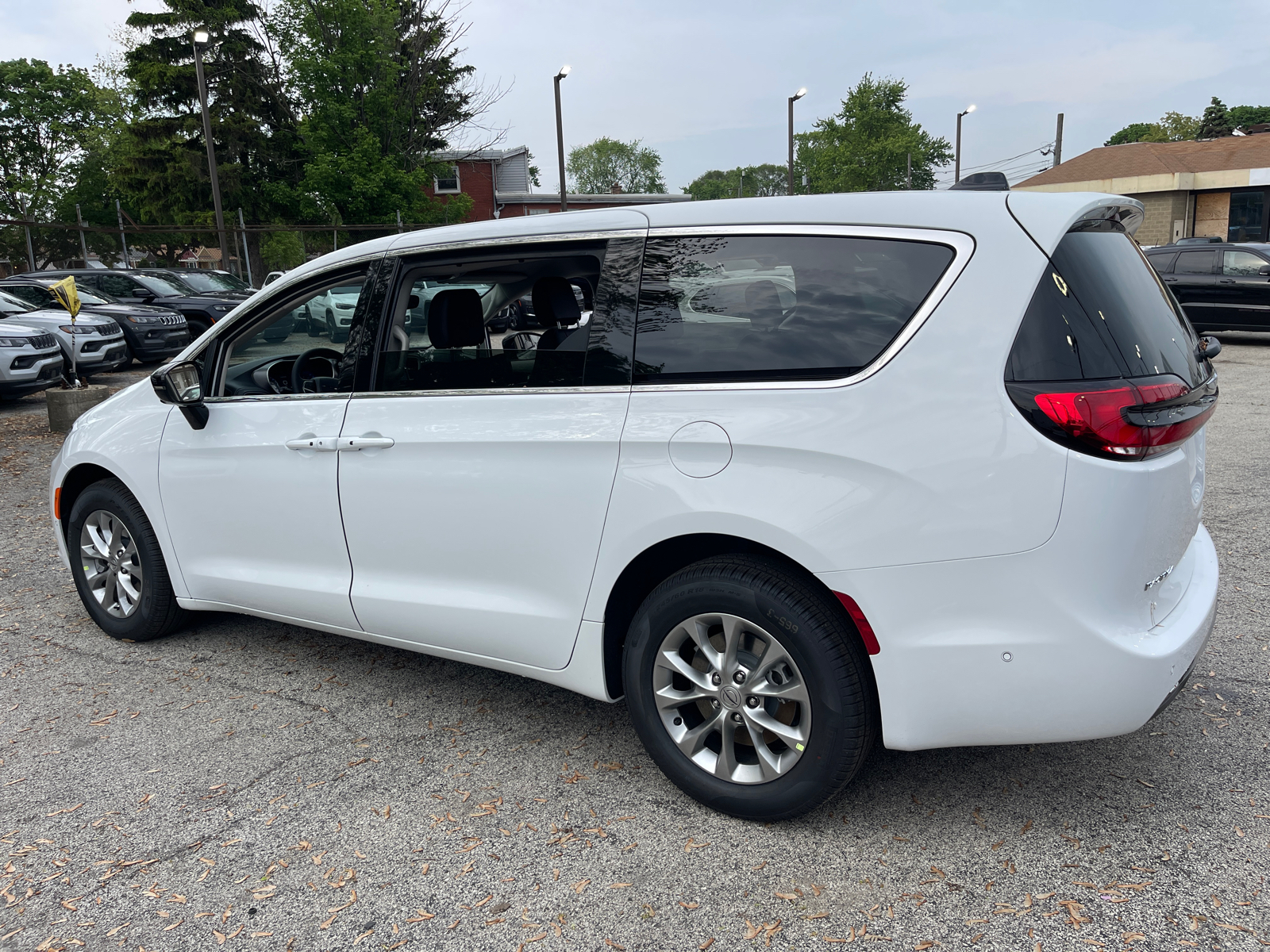 2024 Chrysler Pacifica Touring L 27