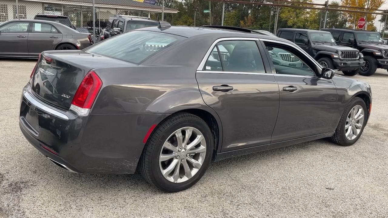 2021 Chrysler 300 Touring 25