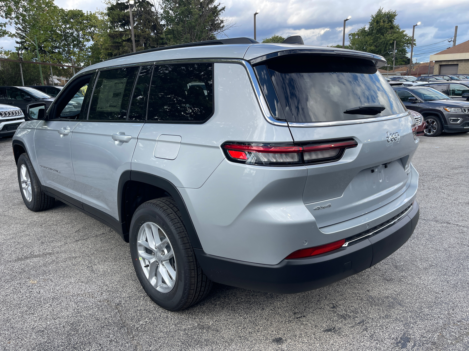 2024 Jeep Grand Cherokee L Laredo 28