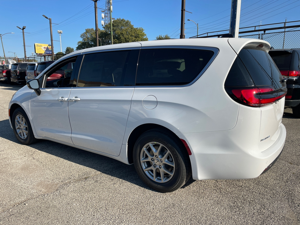 2025 Chrysler Pacifica  4