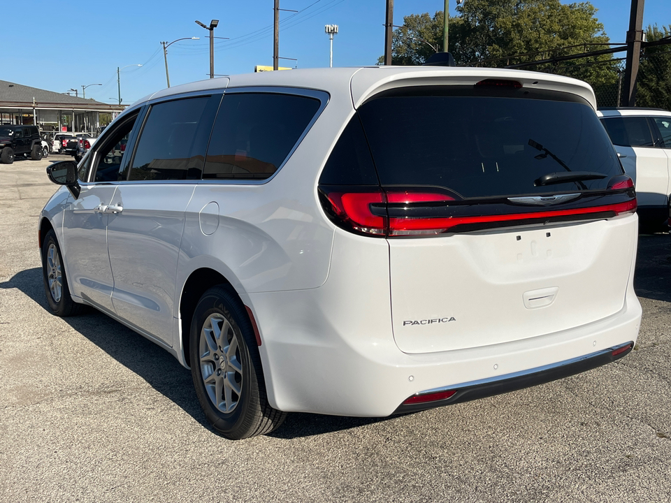 2025 Chrysler Pacifica  5