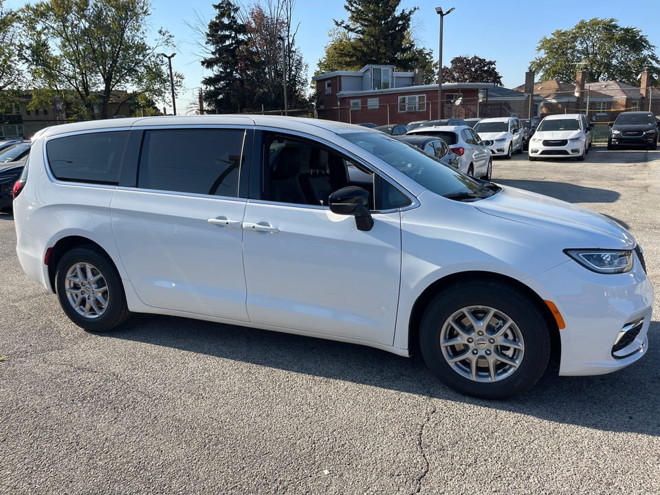 2025 Chrysler Pacifica  8