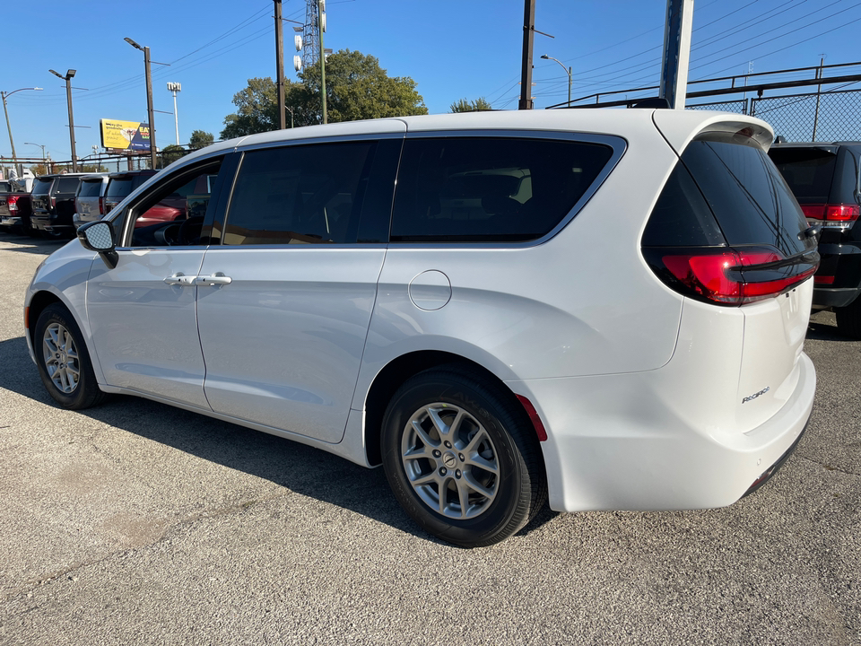 2025 Chrysler Pacifica  27